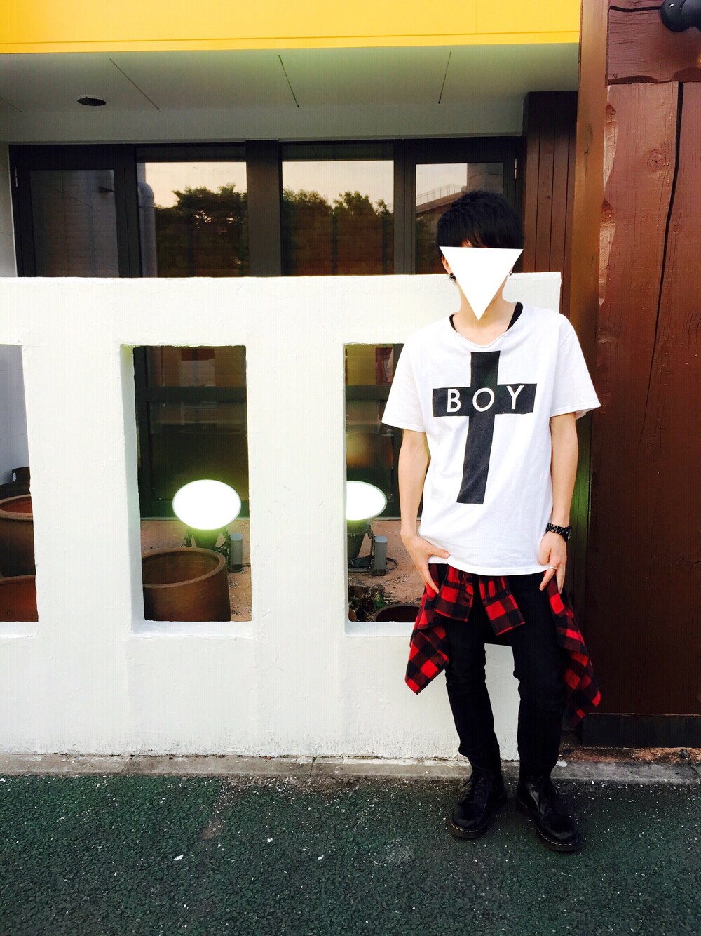 ホワイト系のTシャツ/カットソー、ブラック系のブーツ、ブラック系のその他パンツを着用したメンズの春コーディネートの1枚目の写真