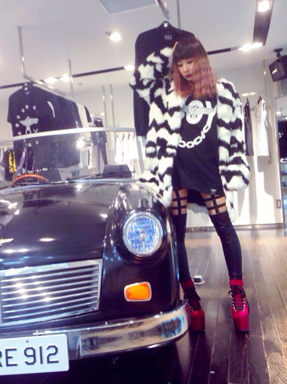 「BOYLONDON、ファーコート、グランジ」｜「BOY LONDONのBOY LONDON/ボーイロンドン スウェット(50 SWEAT)（スウェット、ブラック系）」を使った、ナ  ツ  キさん（レディース・155cm）の冬コーディネートの1枚目の写真