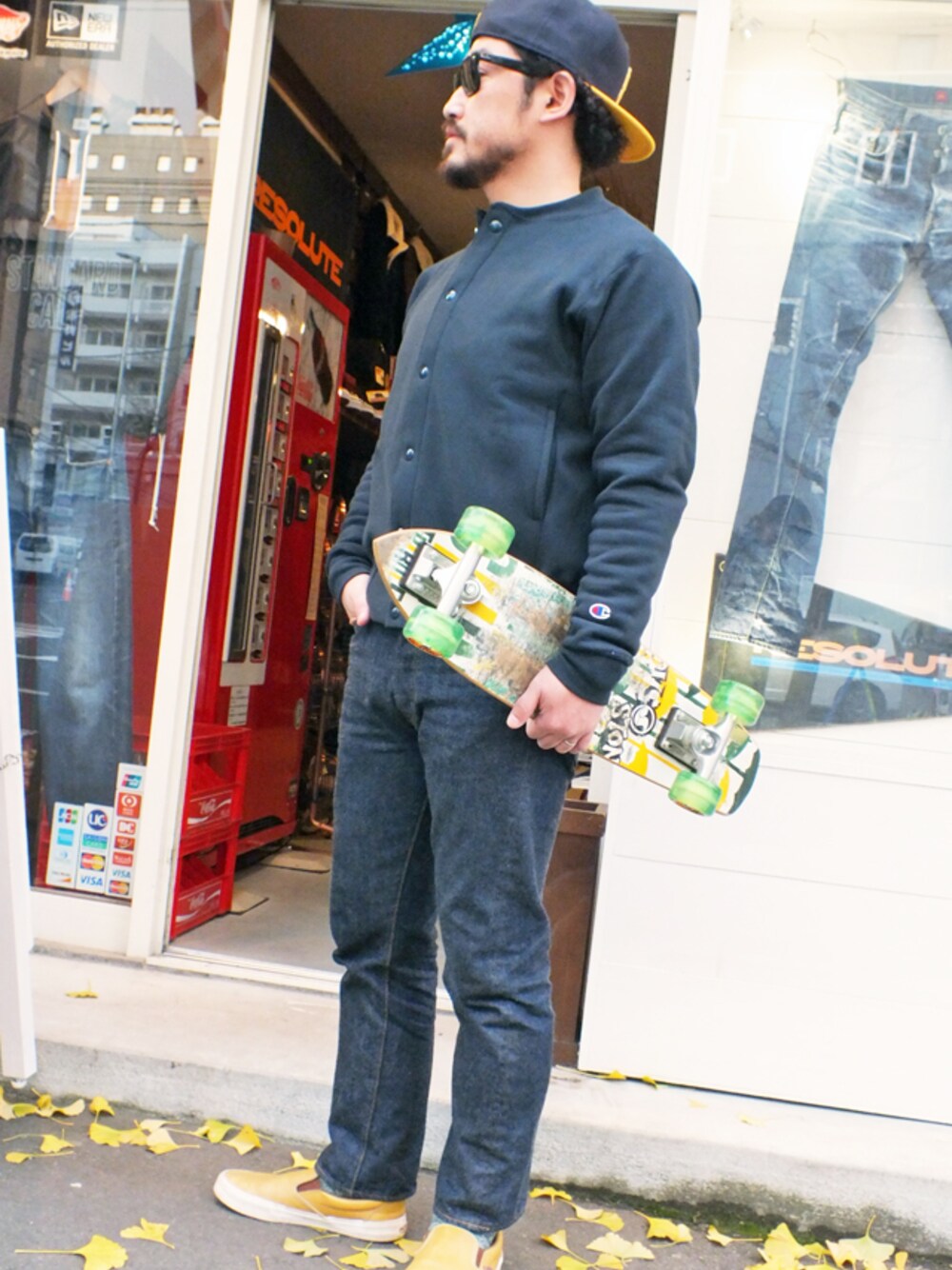 「VANS、チャンピオン、バンズ、RESOLUTE、Champion、ray ban、STANDARD CALIFORNIA、healthknit、REVERSE WEAVE、 リゾルト」｜「RESOLUTE リゾルト 710 66モデル リジットリンス(ワンウォッシュ) （デニムパンツ、ブルー系）」を使った、Ryutaro Fujitaさん（メンズ・168cm）の秋コーディネートの1枚目の写真
