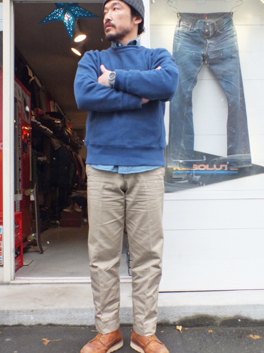 「チノパン、シャンブレーシャツ、ボタンダウンシャツ、Champion、リバースウィーブ、Redwing、STANDARD CALIFORNIA、 THE BAGGY、カムコ、スタンダードカリフォルニア」｜「STANDARD CALIFORNIA COTTON CABLE MIX WATCH CAP（ニットキャップ/ビーニー、ブルー系）」を使った、Ryutaro Fujitaさん（メンズ・168cm）の冬コーディネートの1枚目の写真
