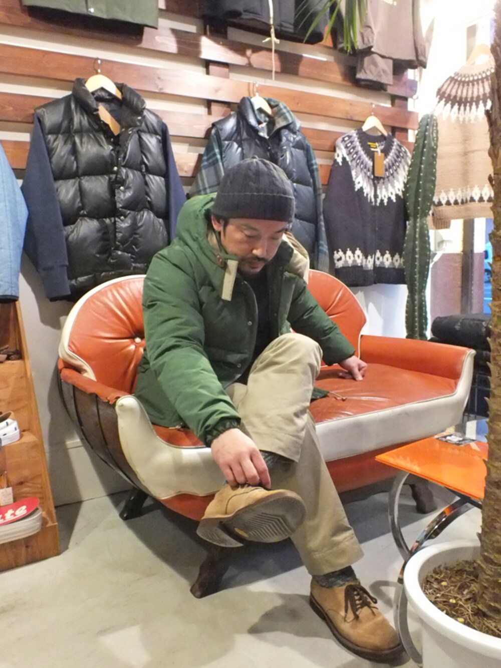 「ダウンジャケット、チャンピオン、ボタンダウンシャツ、シエラデザインズ、スウェードシューズ、STANDARD CALIFORNIA、SIERRA DESIGNS、カムコ、CAMCO、スタンダードカリフォルニア」｜「CAMCOのCAMCO LOT.1101 HEAVY BRITISH TWILL CHINO CLASSIC FIT（チノパンツ、ベージュ系）」を使った、Ryutaro Fujitaさん（メンズ・168cm）の冬コーディネートの1枚目の写真