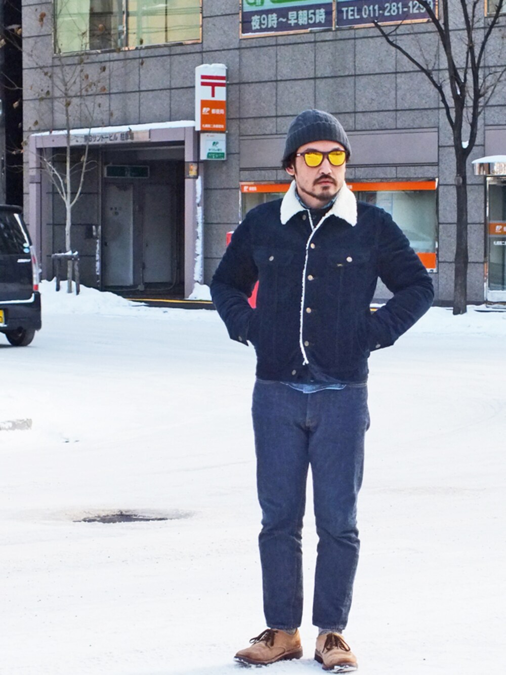 「ジーンズ、ニット帽、LEE、RESOLUTE、Champion、ボアジャケット、スウェードシューズ、リゾルト、ジーパン、STANDARD CALIFORNIA」｜「STANDARD CALIFORNIA COTTON CABLE MIX WATCH CAP（ニットキャップ/ビーニー、ブルー系）」を使った、Ryutaro Fujitaさん（メンズ・168cm）の冬コーディネートの1枚目の写真