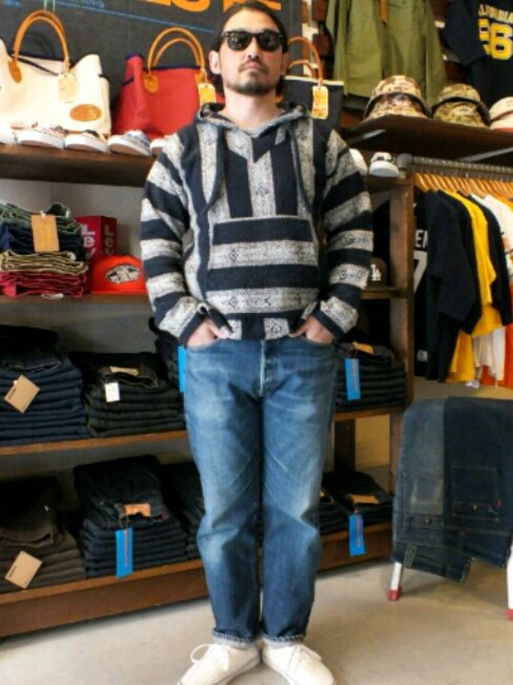 「メキシカンパーカー、リーバイス、501BIGE、ヴィンテージ、VANS、オーセンティック、RAYBAN、レイバン」｜「BajaShortHoodieのアイテム（パーカー、ブラウン系）」を使った、Ryutaro Fujitaさん（メンズ・168cm）の春コーディネートの1枚目の写真