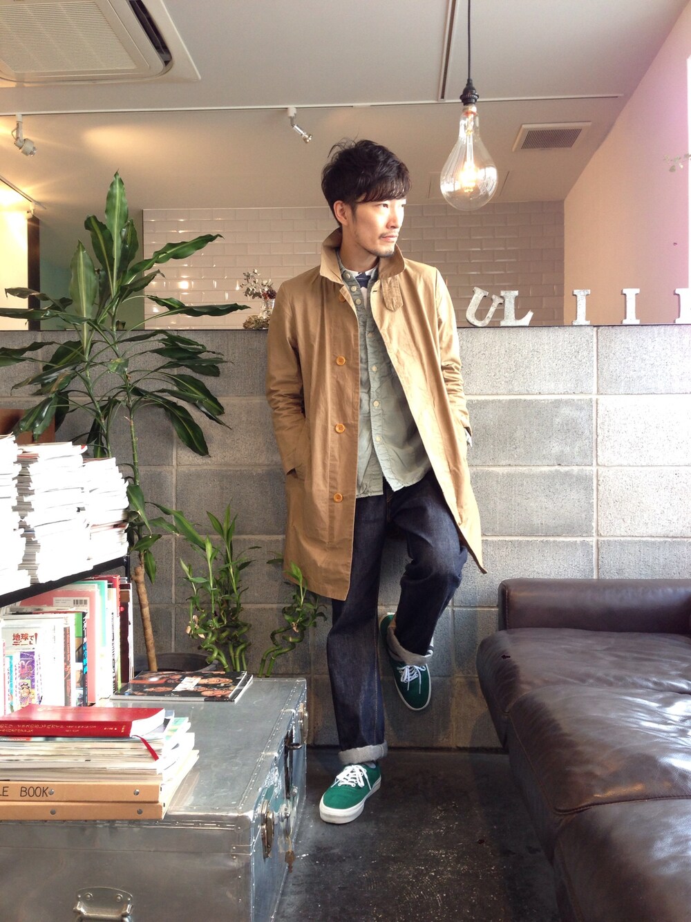 「リーバイス、デニム、ベージュコーデ、スニーカー、VANS、シャツスタイル、ステンカラーコート、インディゴ、グリーン」｜「TAKAHIROMIYASHITATheSoloIst.のアイテム（シャツ/ブラウス、グリーン系）」を使った、MiULiiR  / Tommyさん（メンズ・170cm）の秋コーディネートの1枚目の写真