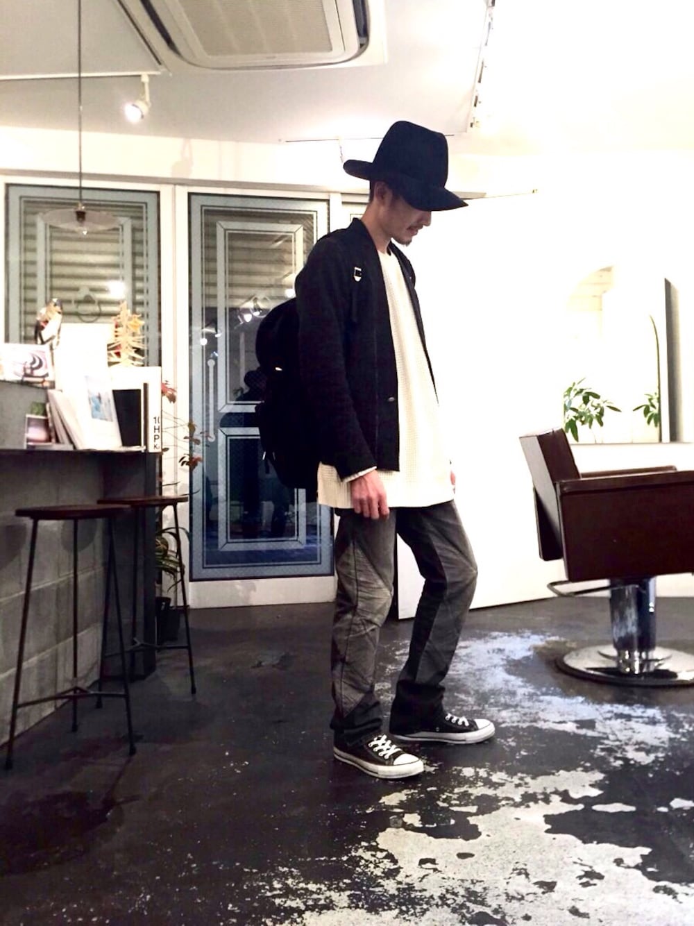 ホワイト系のニット/セーター、ブラック系のカーディガン/ボレロ、ブラック系のデニムパンツを着用したメンズの冬コーディネートの1枚目の写真