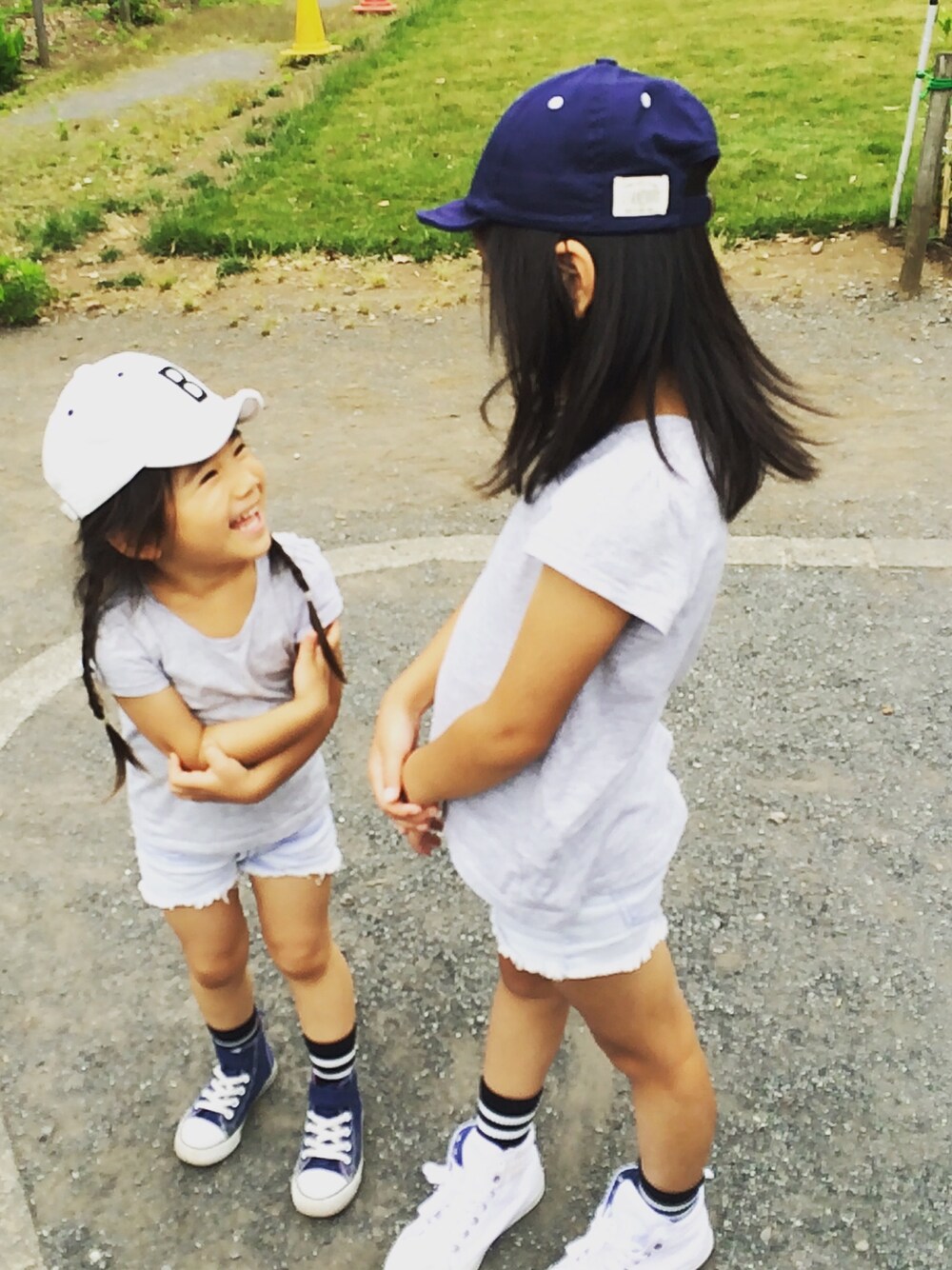 「キッズコーデ、カジュアル、女の子、kids、Tシャツ、プティマイン、H&M、キャップ、3歳、姉妹コーデ」｜「H&Mのアイテム（Tシャツ/カットソー、グレー系）」を使った、ashさん（キッズ・100cm）の夏コーディネートの1枚目の写真
