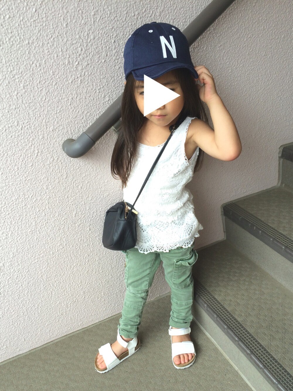 「キッズコーデ、3歳、女の子、カーゴパンツ、ZARA、ZARA KIDS、キャップ、プティマイン、カジュアル、カーキ」｜「petit mainのアルファベットモチーフロゴキャップ（キャップ、ブルー系）」を使った、ashさん（キッズ・100cm）の夏コーディネートの1枚目の写真