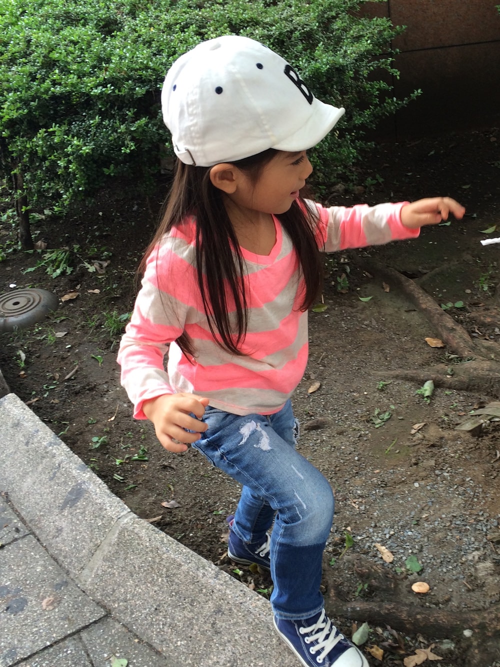 「キッズコーデ、プチプラ、キャップ、デニム、4歳、おんなのこ、ボーダー、ピンク、petit main、ZARA KIDS」｜「ZARA KIDSのアイテム（デニムパンツ、ブルー系）」を使った、ashさん（キッズ・100cm）の秋コーディネートの1枚目の写真