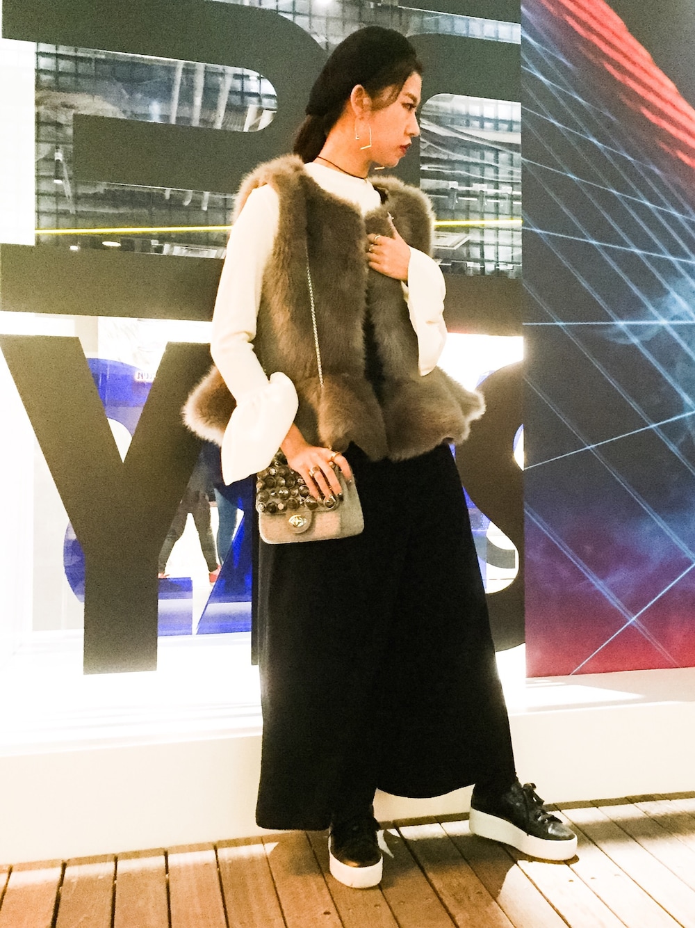 グレー系のその他アウター、ホワイト系のTシャツ/カットソー、ブラック系のスニーカーを着用したレディースの秋コーディネートの1枚目の写真