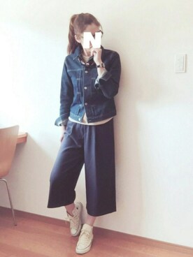 スニーカー（ホワイト系）を使った「ワイドクロップドパンツ」の 