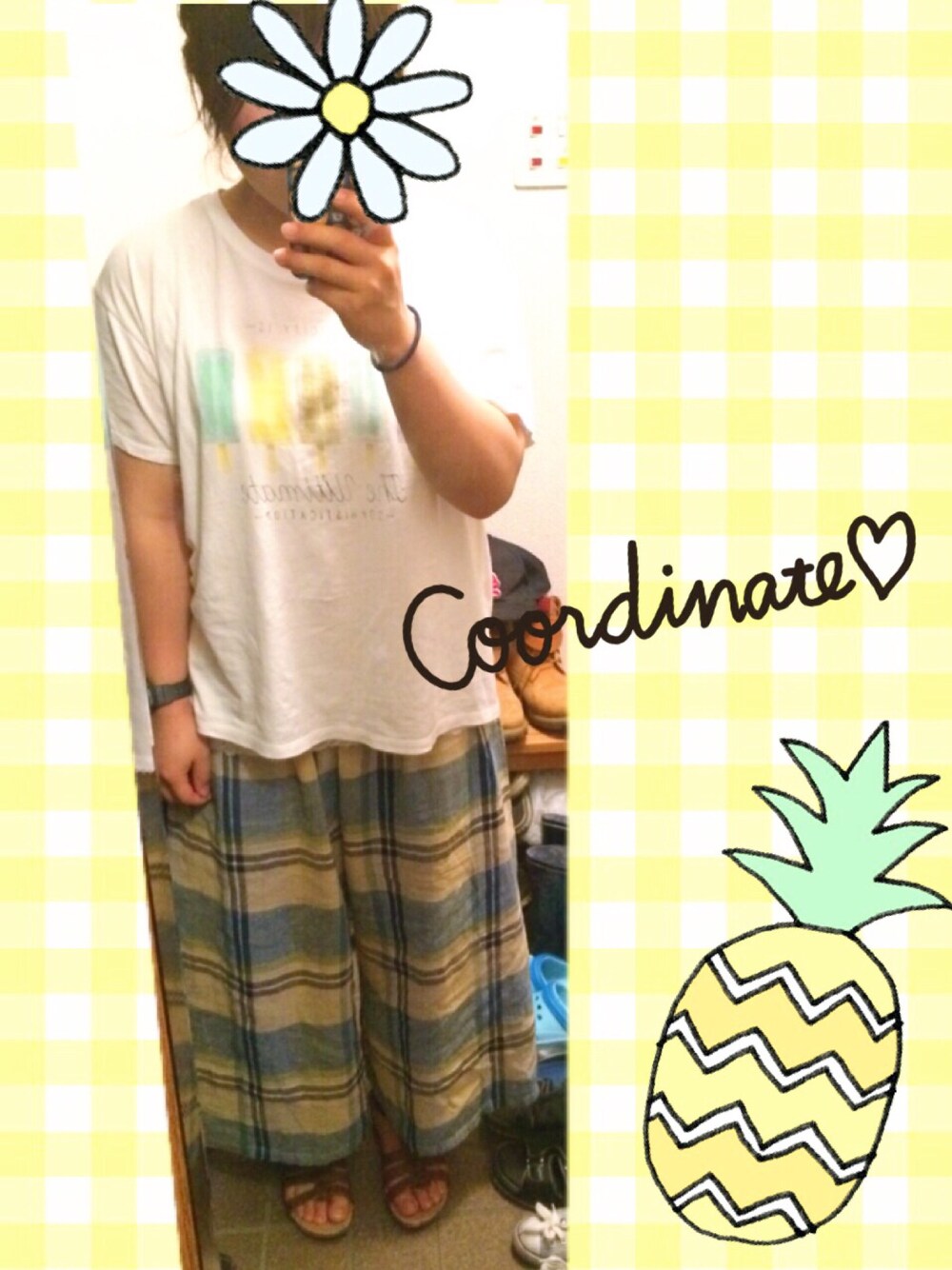 ホワイト系のTシャツ/カットソー、ブルー系のその他パンツ、ブラウン系のサンダルを着用したレディースの夏コーディネートの1枚目の写真
