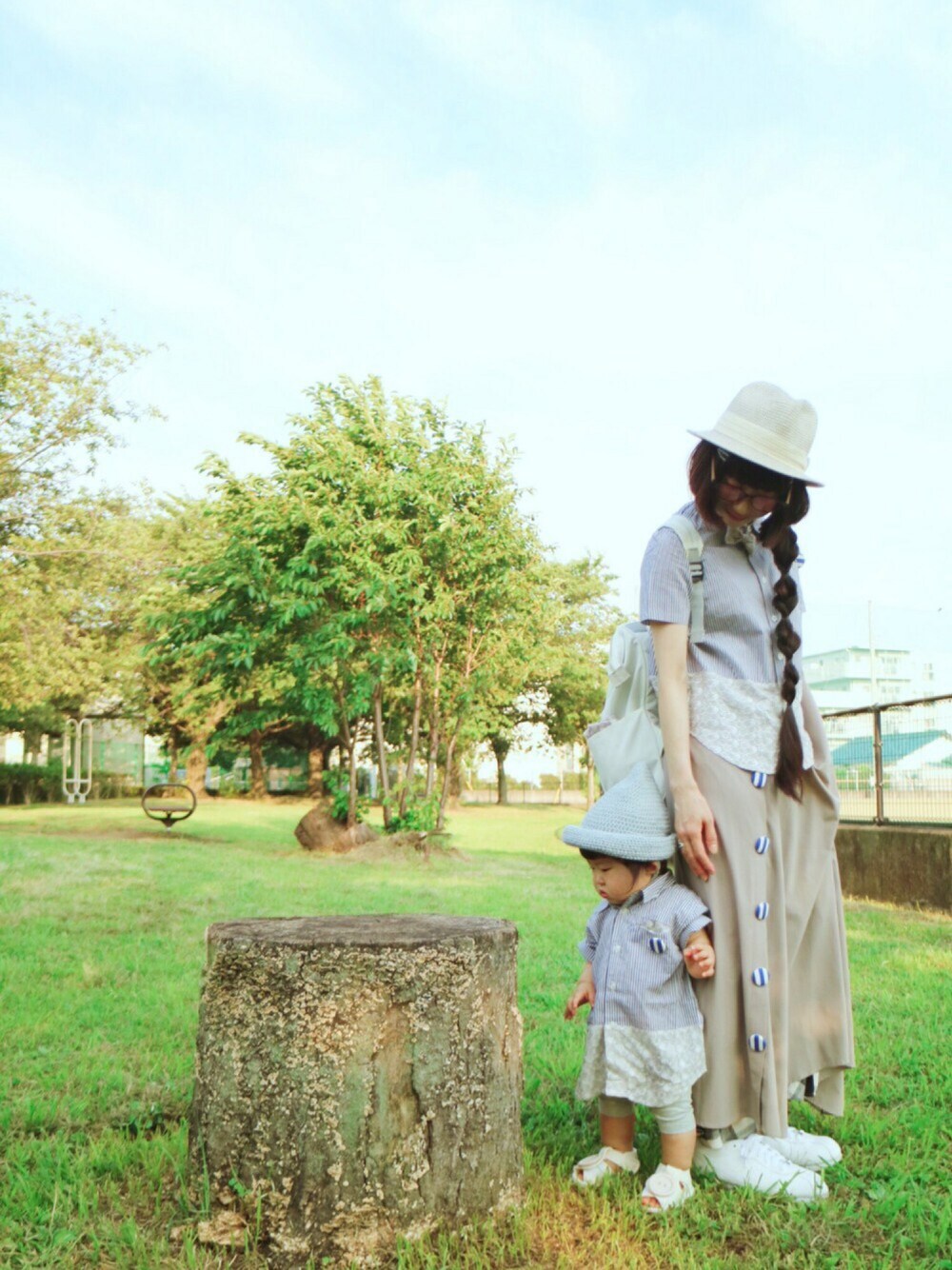 グレー系のシャツ/ブラウス、グレー系のシャツ/ブラウス、グレー系のハットを着用したキッズの夏コーディネートの1枚目の写真