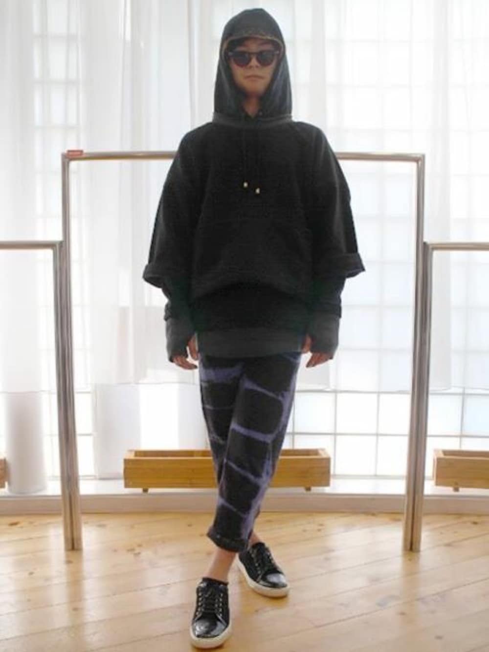 「twoのアイテム（パーカー、ブラック系）」を使った、前田将崇さん（メンズ・178cm）の冬コーディネートの1枚目の写真
