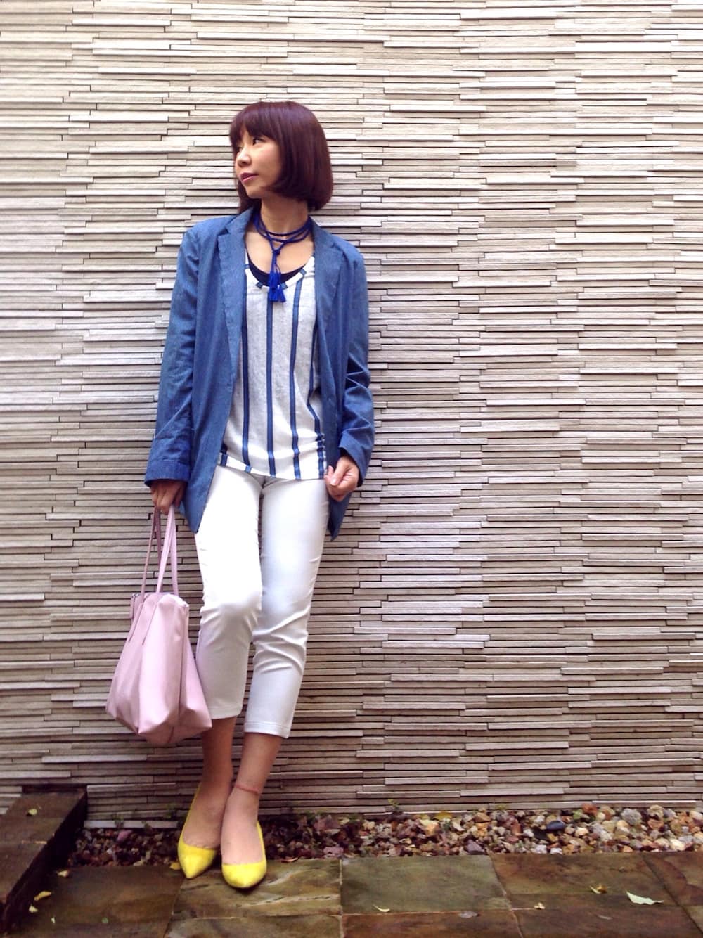 ホワイト系のその他パンツ、ブルー系のテーラードジャケット、パープル系のトートバッグを着用したレディースの春コーディネートの1枚目の写真