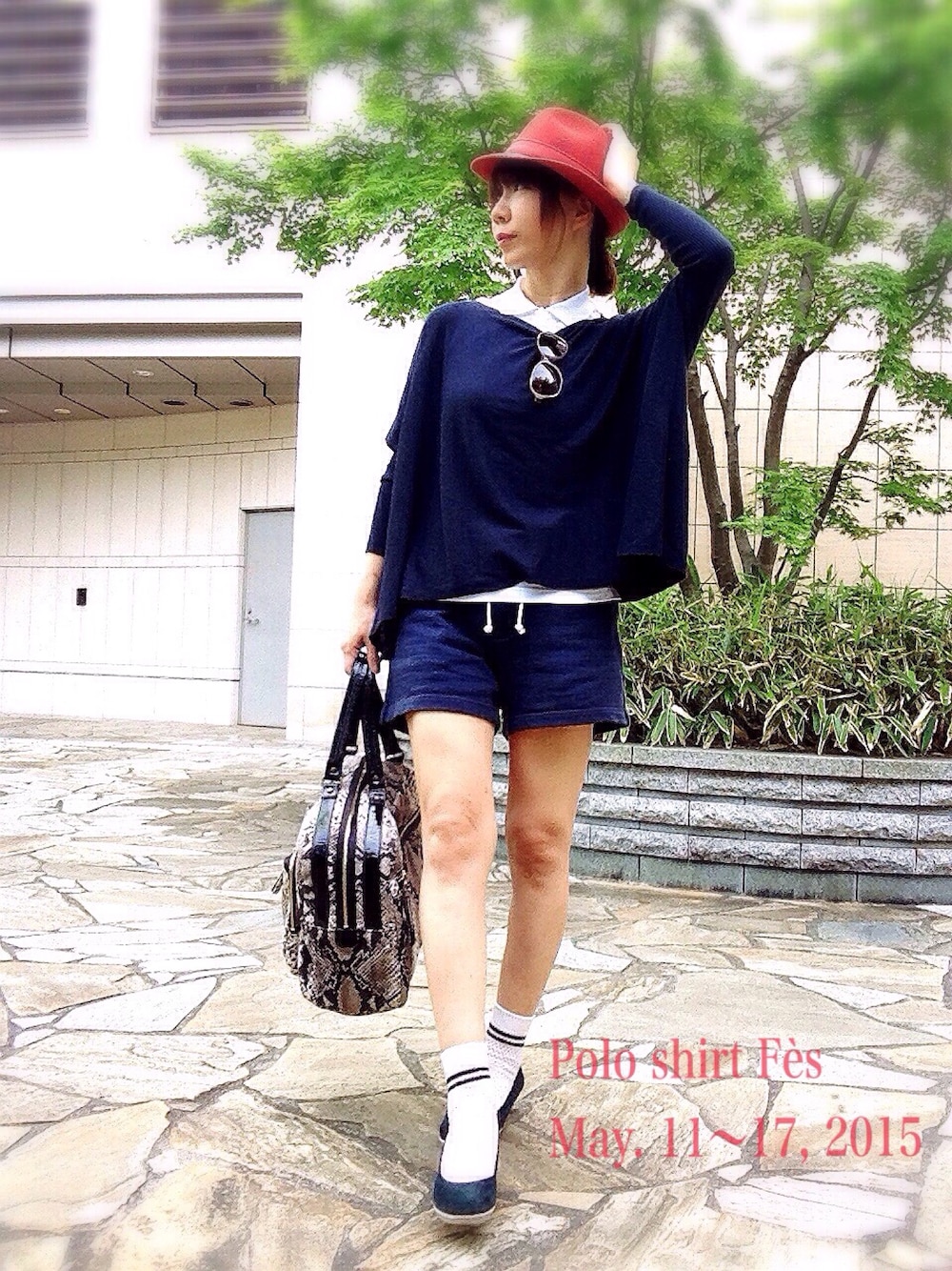 ホワイト系のポロシャツ、ブルー系のトップス、グレー系のボストンバッグを着用したレディースの春コーディネートの1枚目の写真