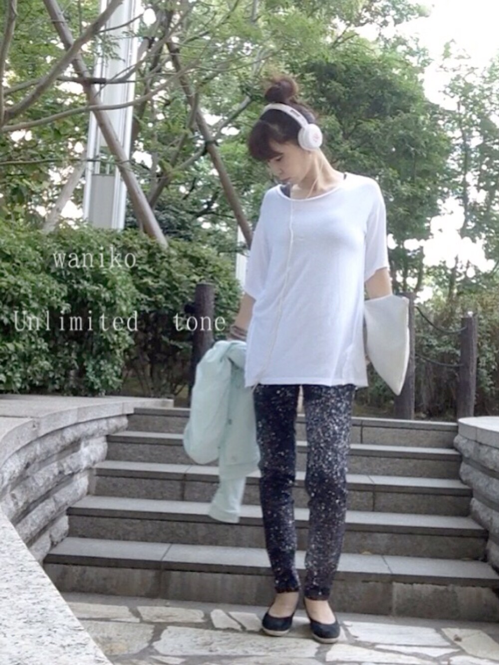 パープル系のその他パンツ、グリーン系のジャケット/アウター、ホワイト系のクラッチバッグを着用したレディースの夏コーディネートの1枚目の写真