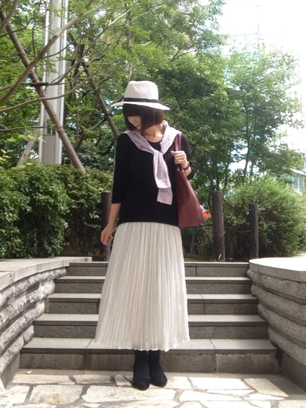 レッド系のシャツ/ブラウス、ブラック系のTシャツ/カットソー、レッド系のトートバッグを着用したレディースの夏コーディネートの1枚目の写真