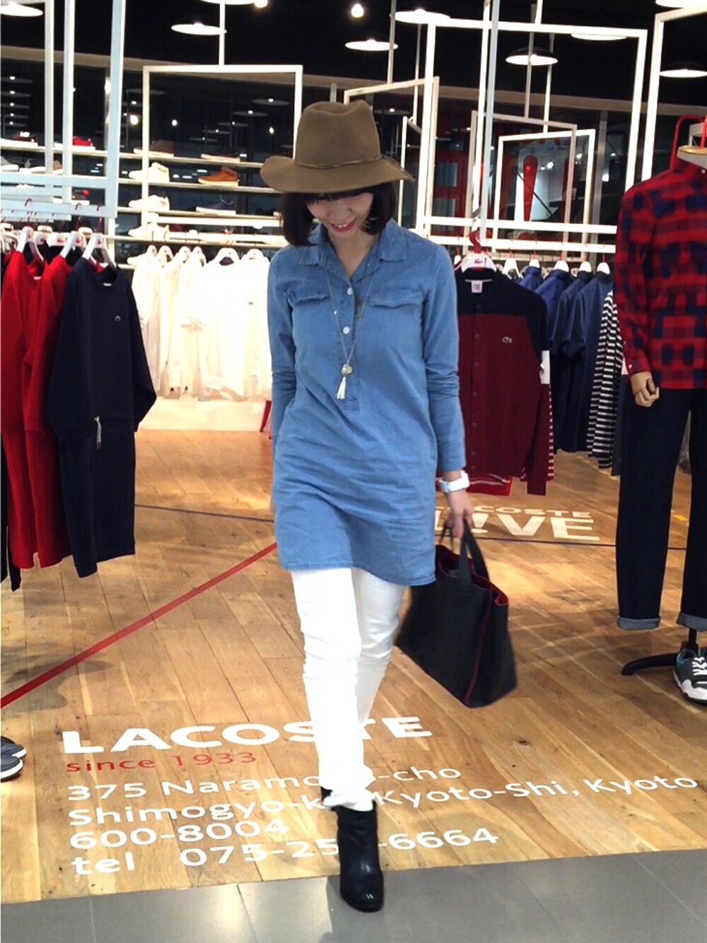 ブルー系のワンピース/ドレス、ホワイト系のその他パンツ、ブラック系のブーツを着用したレディースの秋コーディネートの1枚目の写真