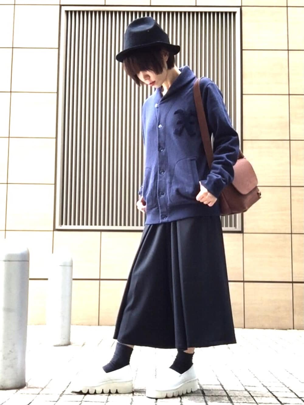 ブルー系のジャケット/アウター、ブラック系のパンツ、ブラウン系のショルダーバッグを着用したレディースの秋コーディネートの1枚目の写真