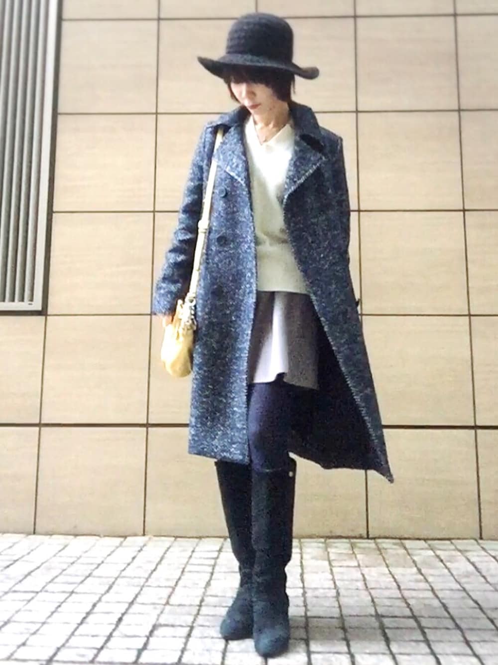 ブルー系のジャケット/アウター、ホワイト系のニット/セーター、グレー系のスカートを着用したレディースの秋コーディネートの1枚目の写真