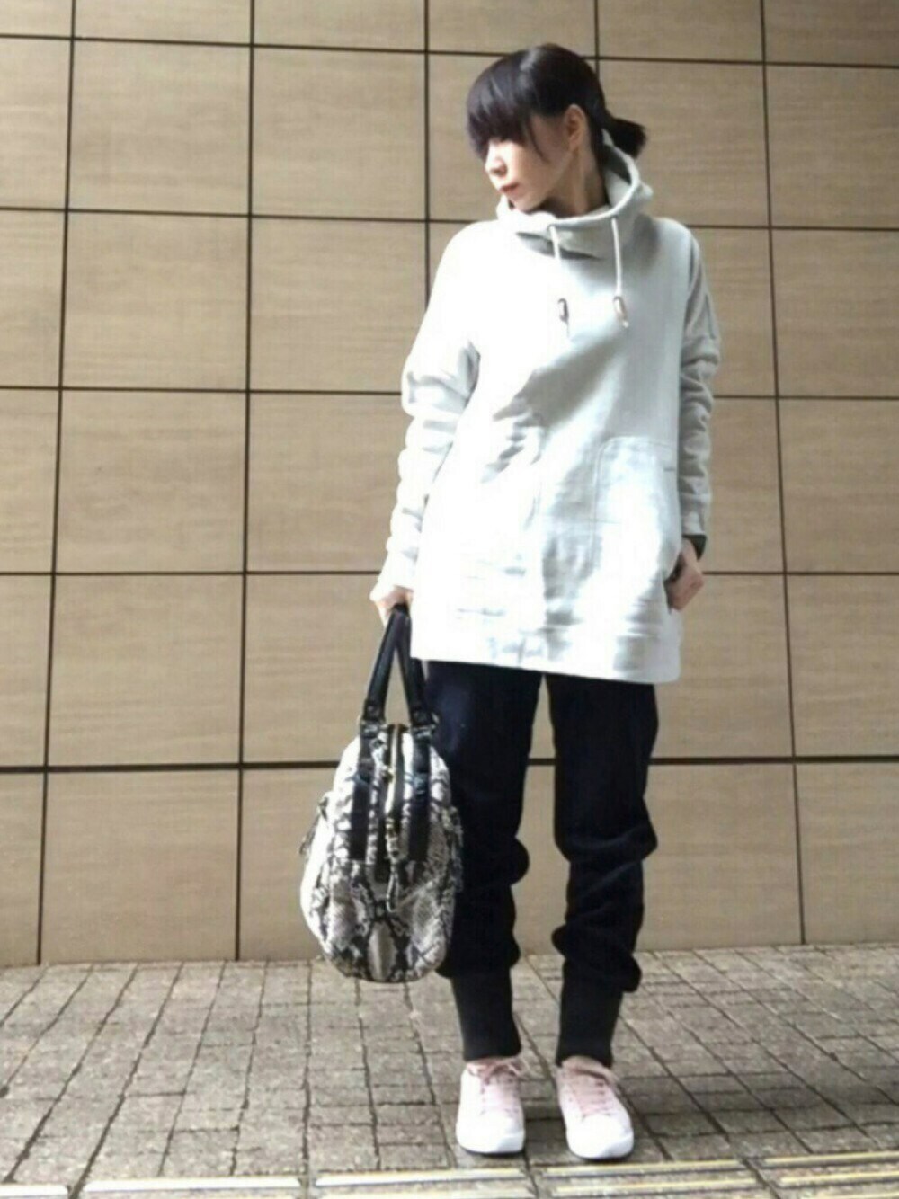 グレー系のパーカー、ブルー系のその他パンツ、ベージュ系のスニーカーを着用したレディースの冬コーディネートの1枚目の写真