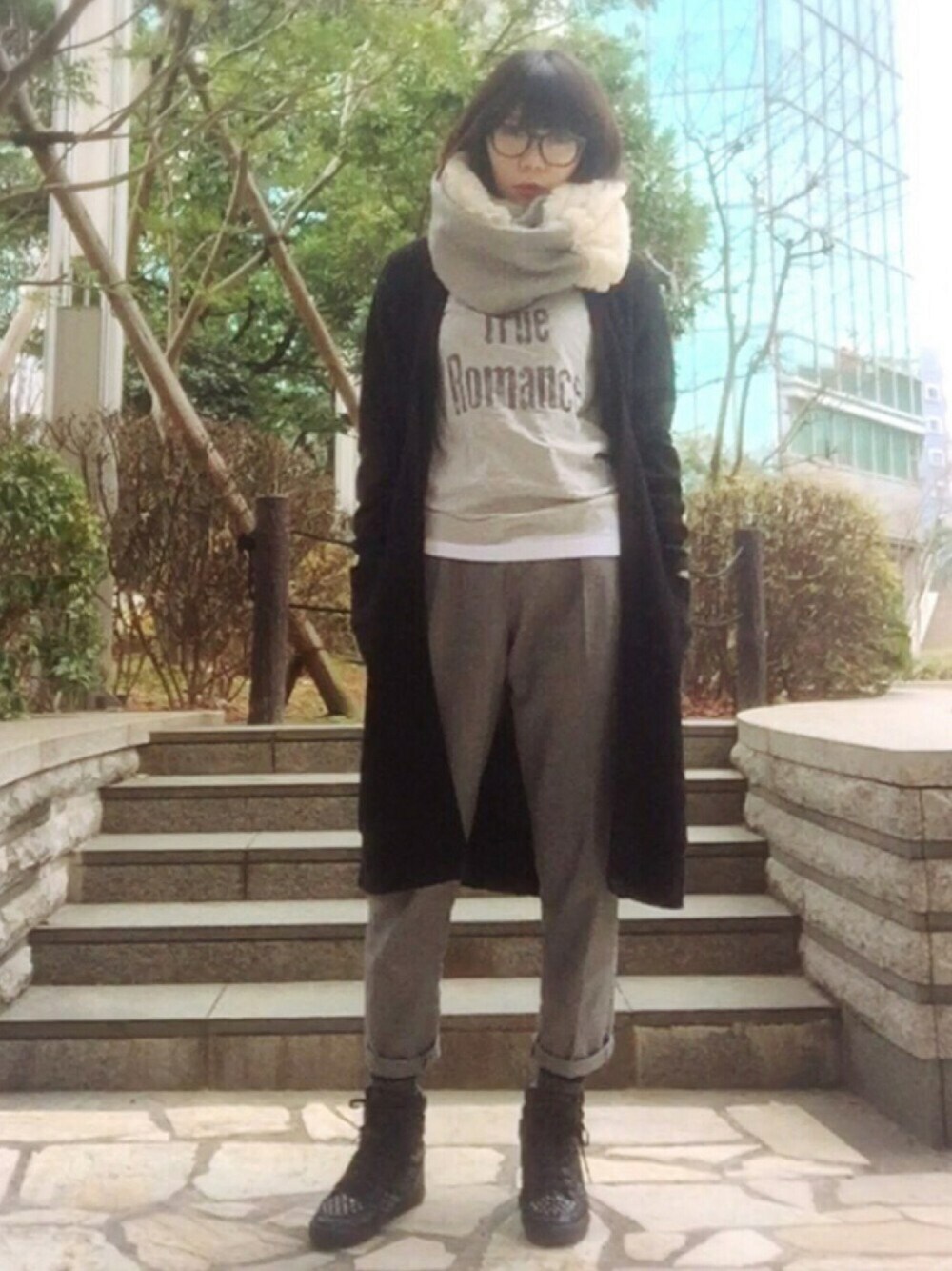 ブラック系のカーディガン/ボレロ、グレー系のその他パンツ、ブラック系のスニーカーを着用したレディースの冬コーディネートの1枚目の写真