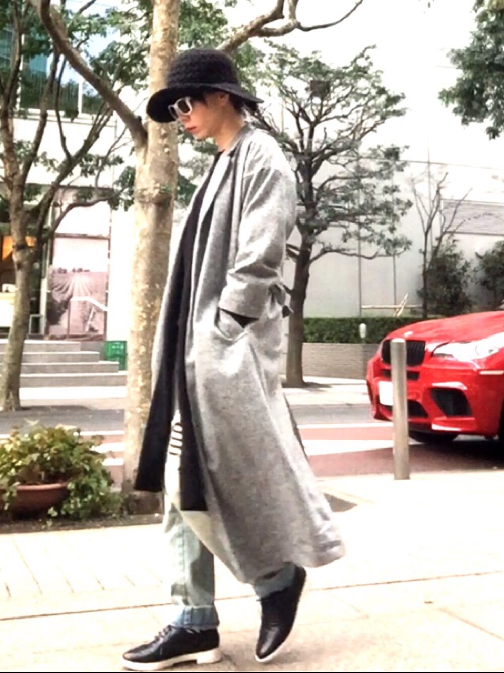 ブラック系のカーディガン/ボレロ、ブルー系のデニムパンツ、ブラック系のTシャツ/カットソーを着用したレディースの冬コーディネートの1枚目の写真