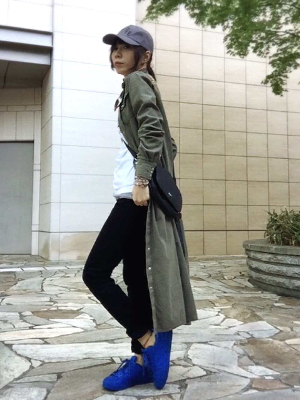 ホワイト系のTシャツ/カットソー、ブラック系のその他パンツ、グリーン系のワンピースを着用したレディースの春コーディネートの1枚目の写真