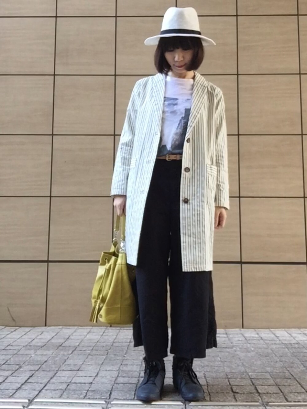 ホワイト系のTシャツ/カットソー、ブラック系のその他パンツ、ホワイト系のジャケット/アウターを着用したレディースの春コーディネートの1枚目の写真