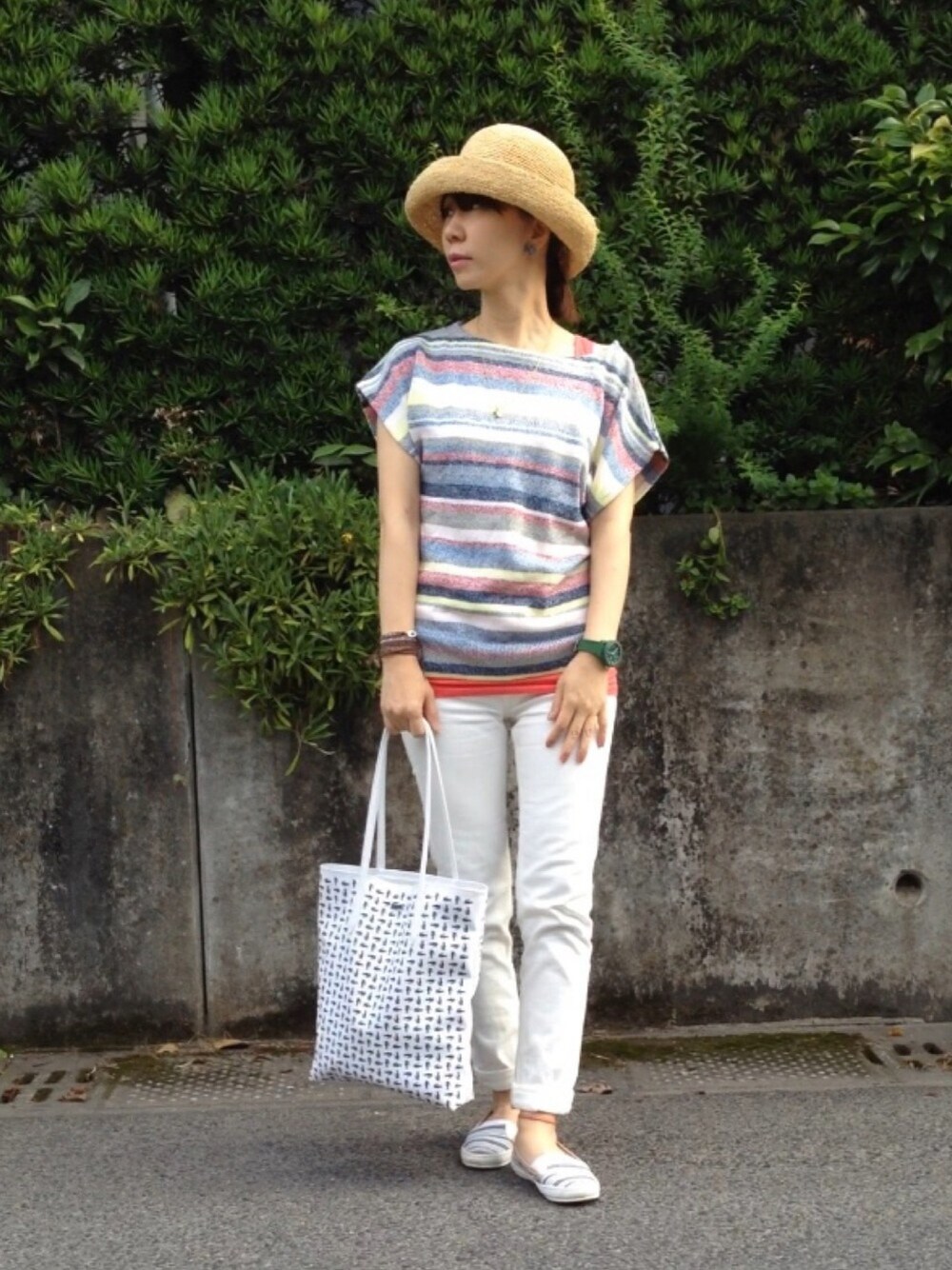 その他のニット/セーター、ホワイト系のその他パンツ、ホワイト系のスニーカーを着用したレディースの夏コーディネートの1枚目の写真