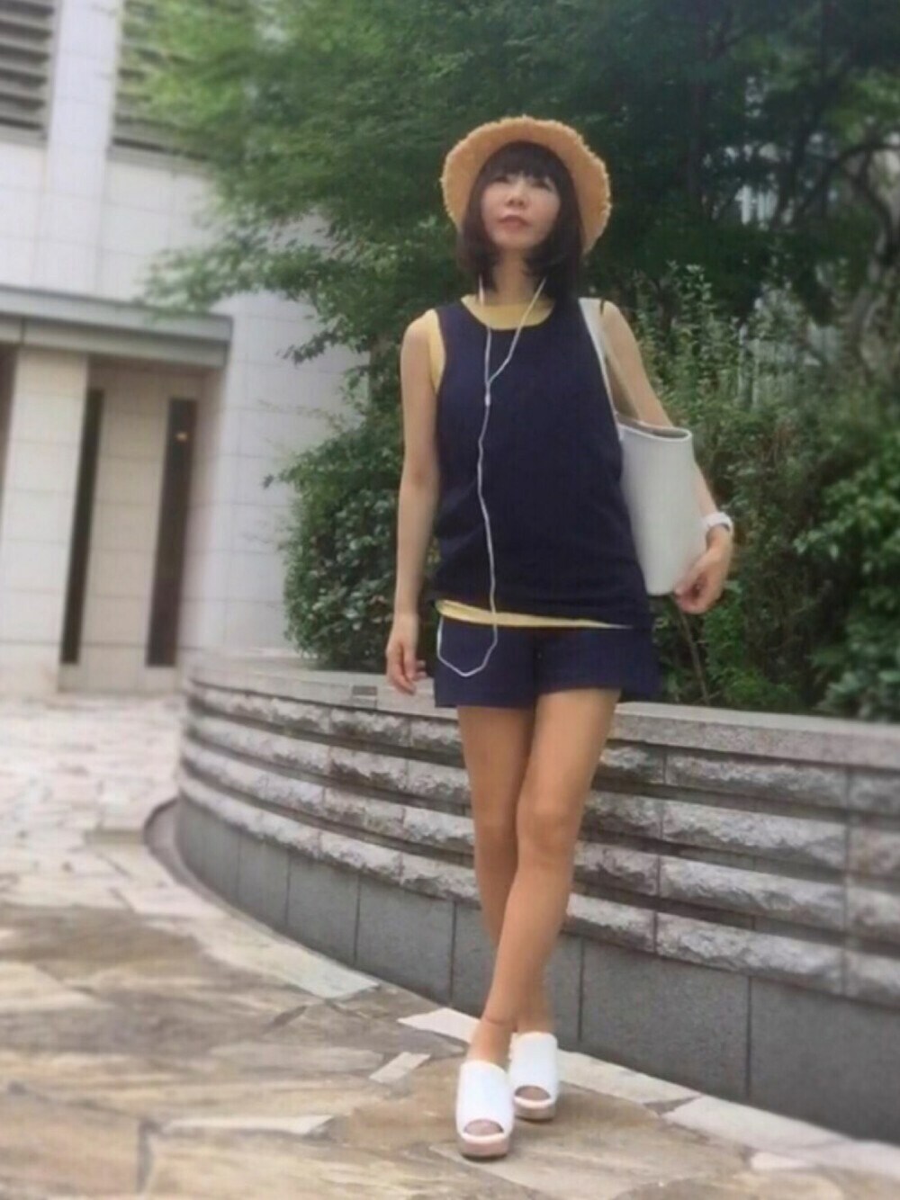イエロー系のTシャツ/カットソー、ブルー系のその他パンツ、ホワイト系のトートバッグを着用したレディースの夏コーディネートの1枚目の写真