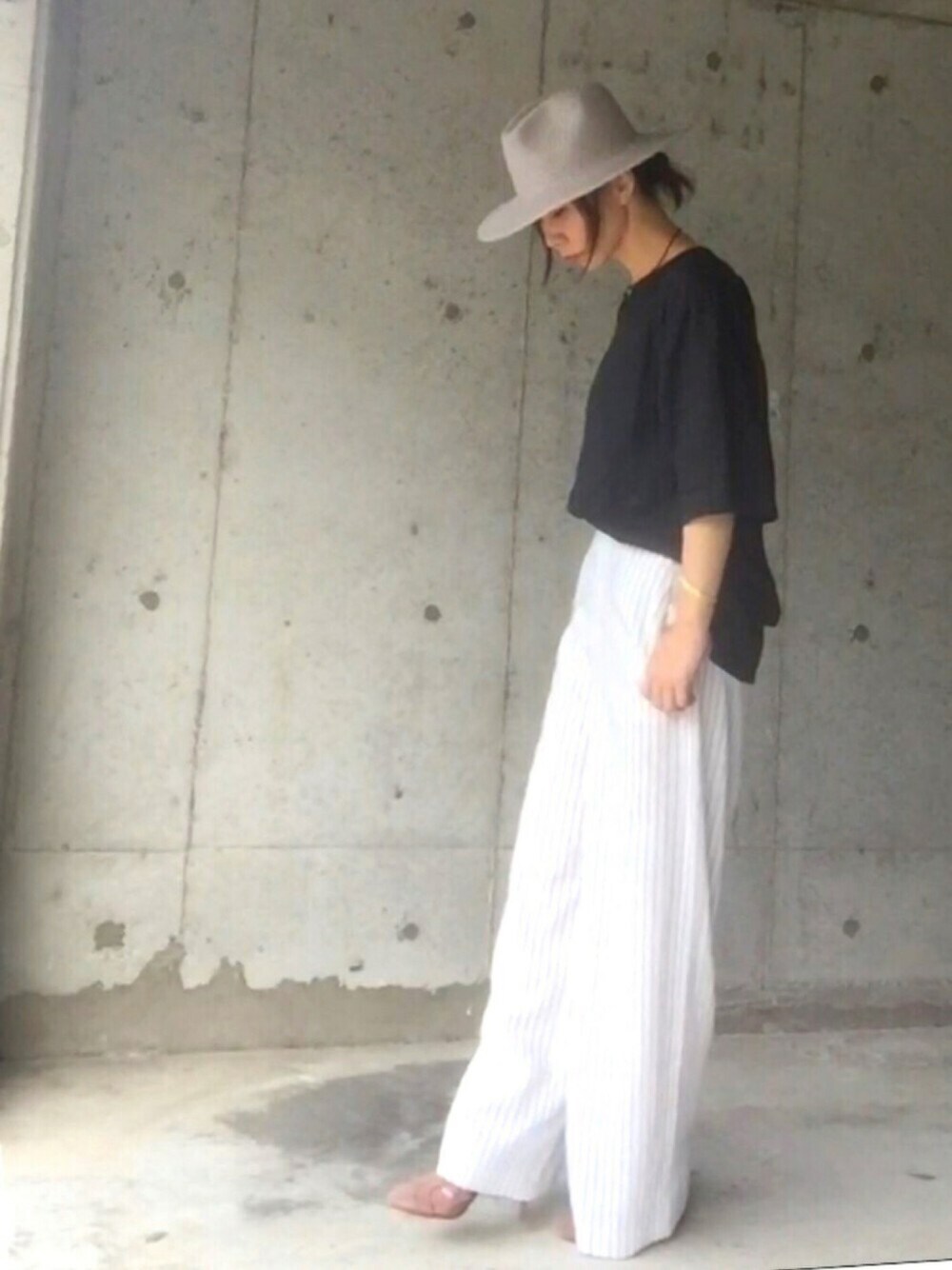 ブラック系のシャツ/ブラウス、ホワイト系のその他パンツ、ブラウン系のシューズを着用したレディースの夏コーディネートの1枚目の写真