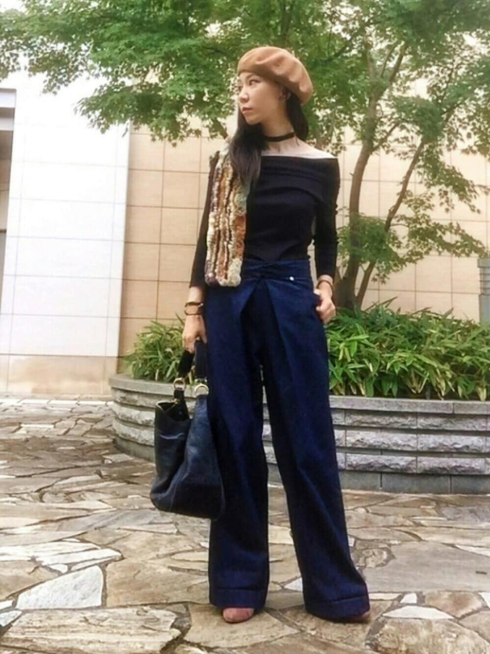 「秋、休日スタイル、大人コーデ、ベレー帽、オフショル、チョーカー、ワイドデニム、パンプス、ドラフトEST、ドラフトNNB」｜「ESTNATIONのアイテム（Tシャツ/カットソー、ブラック系）」を使った、ワニコさん（レディース・162cm）の秋コーディネートの1枚目の写真