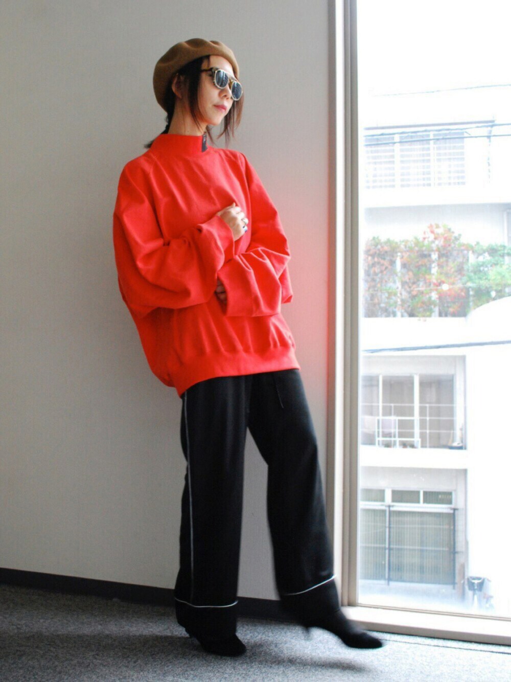 オレンジ系のトップス、ブラック系のその他パンツ、ブラック系のパンプスを着用したレディースの秋コーディネートの1枚目の写真