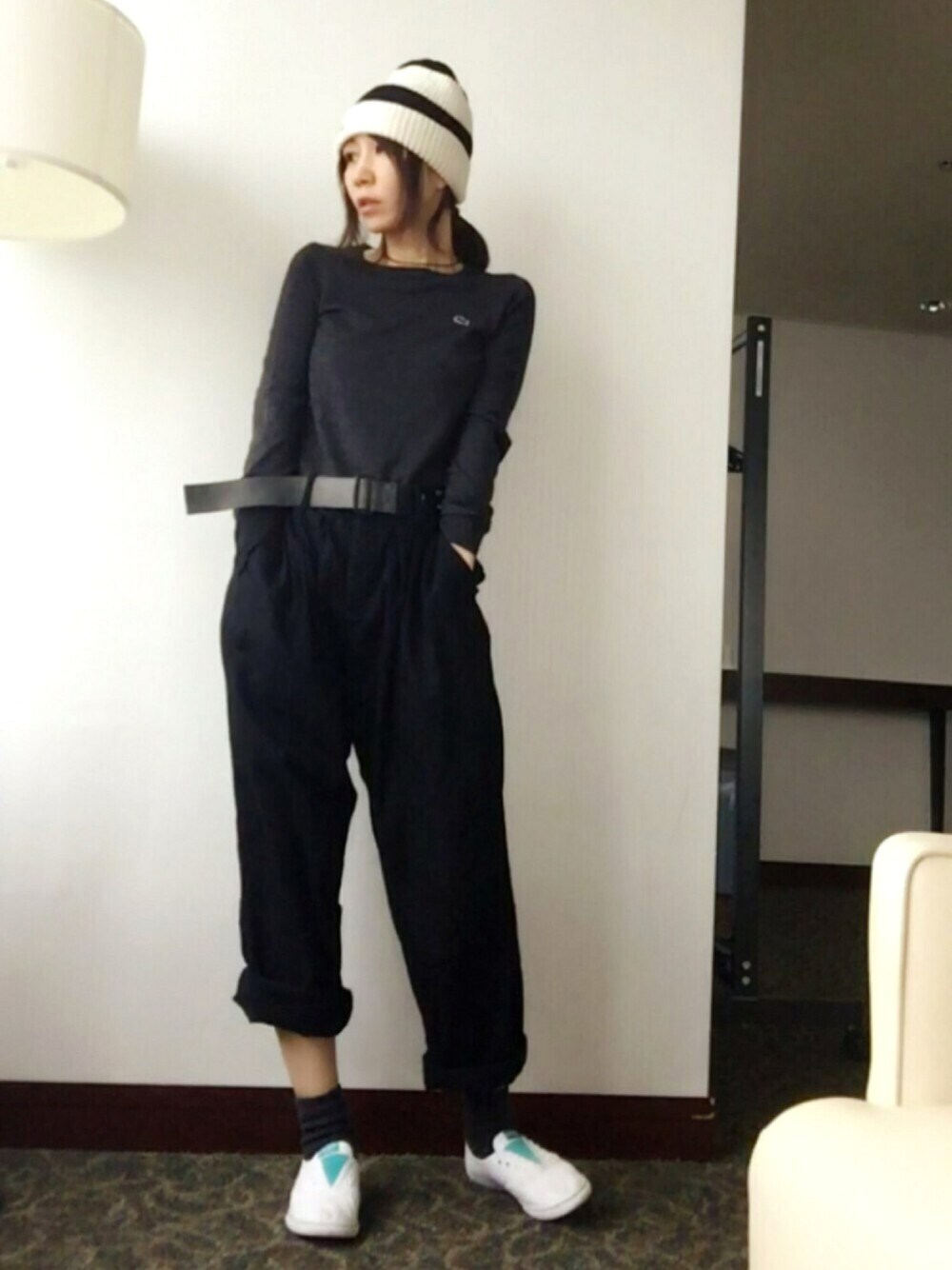 グレー系のニット/セーター、ブラック系のその他パンツ、ホワイト系のスニーカーを着用したレディースの秋コーディネートの1枚目の写真