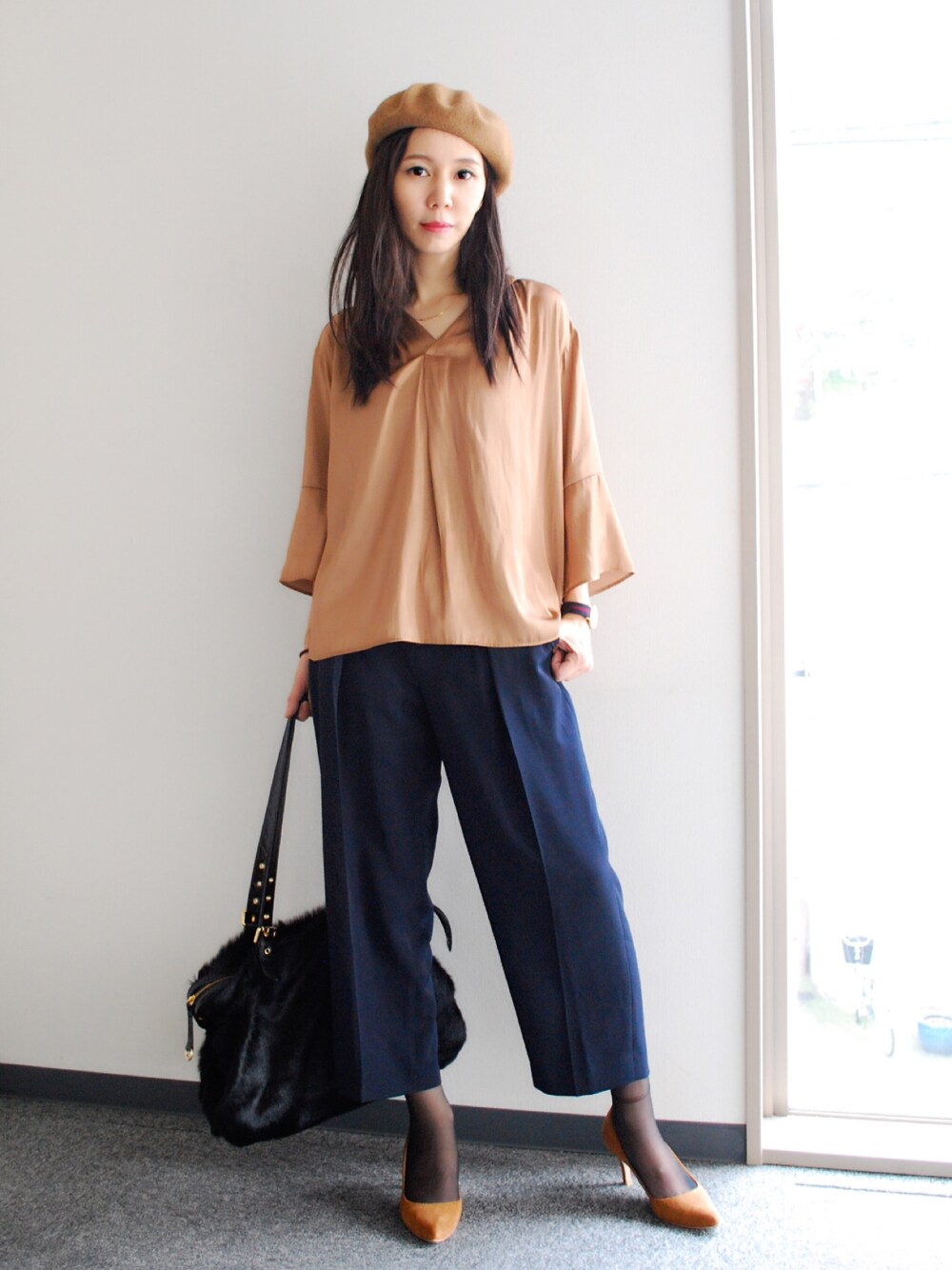 ブラウン系のシャツ/ブラウス、ブラック系のその他パンツ、ブラウン系のパンプスを着用したレディースの秋コーディネートの1枚目の写真