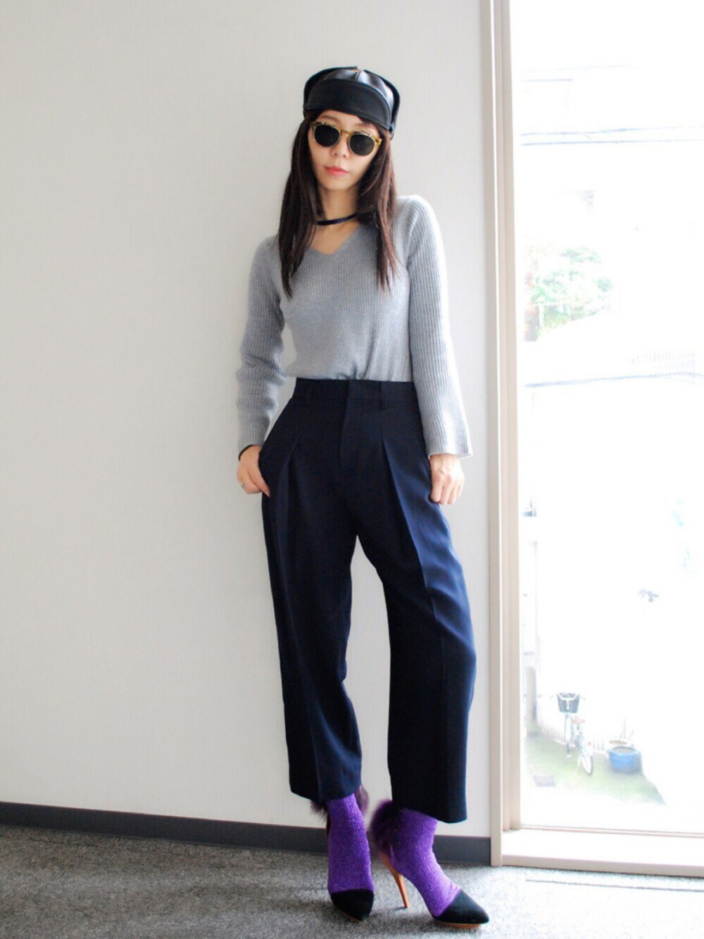 グレー系のニット/セーター、ブルー系のその他パンツ、ブラック系のパンプスを着用したレディースの秋コーディネートの1枚目の写真