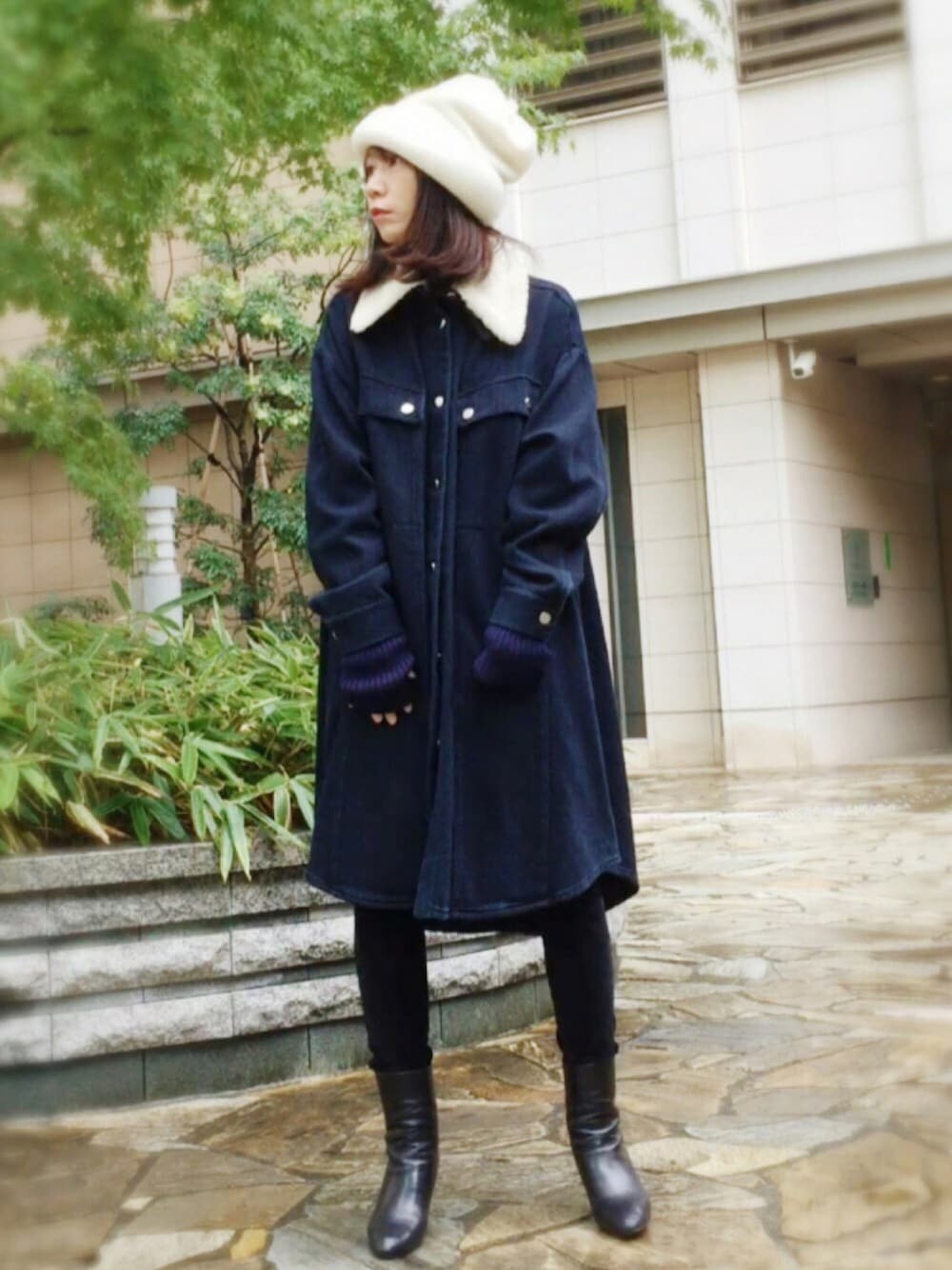 ブルー系のその他アウター、ブラック系のその他パンツ、ブルー系のニット/セーターを着用したレディースの秋コーディネートの1枚目の写真