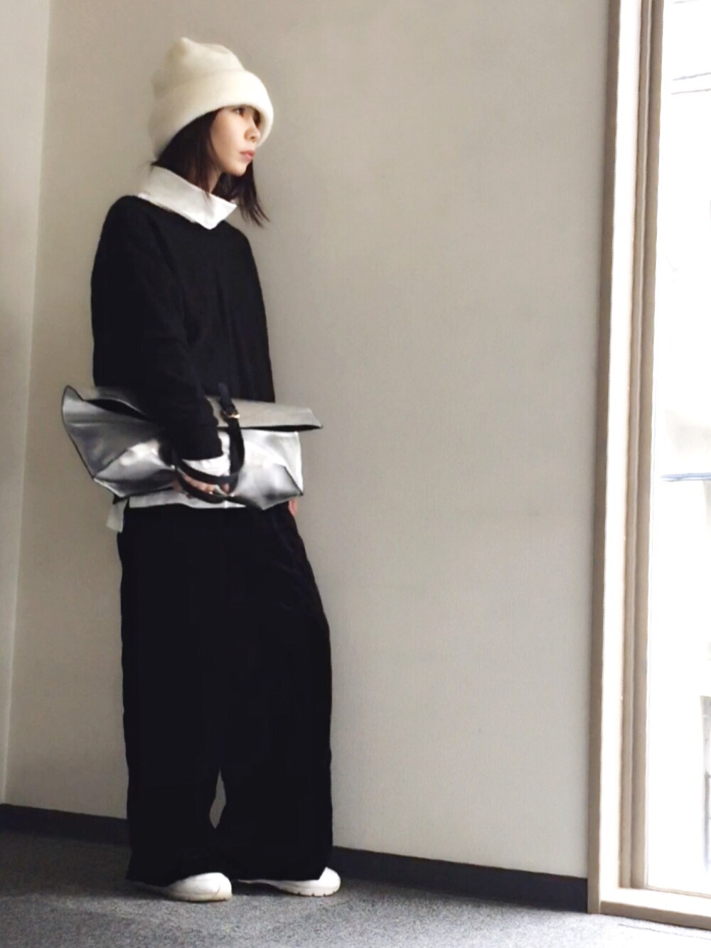 ブラック系のトートバッグ、ホワイト系のTシャツ/カットソー、ブラック系のTシャツ/カットソーを着用したレディースの秋コーディネートの1枚目の写真