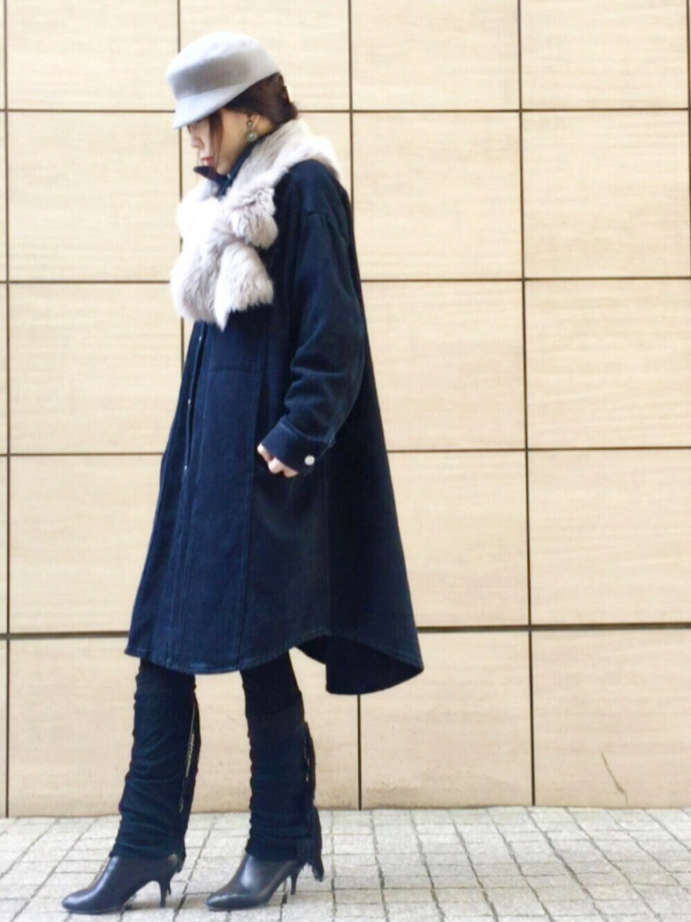 ブルー系のその他アウター、ブラック系のその他パンツ、グレー系のハットを着用したレディースの秋コーディネートの1枚目の写真