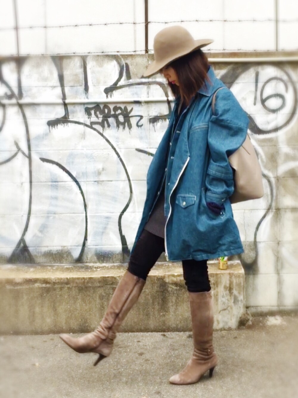 ブルー系のジャケット/アウター、ブルー系のニット/セーター、ベージュ系のトートバッグを着用したレディースの冬コーディネートの1枚目の写真