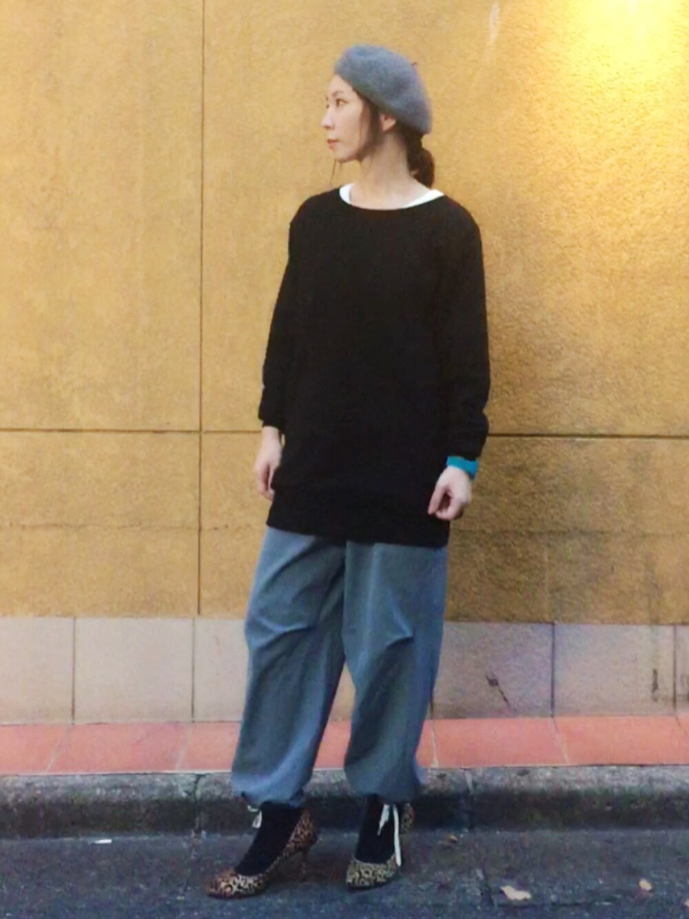 ブラック系のニット/セーター、グレー系のカーゴパンツ、ホワイト系のTシャツ/カットソーを着用したレディースの冬コーディネートの1枚目の写真