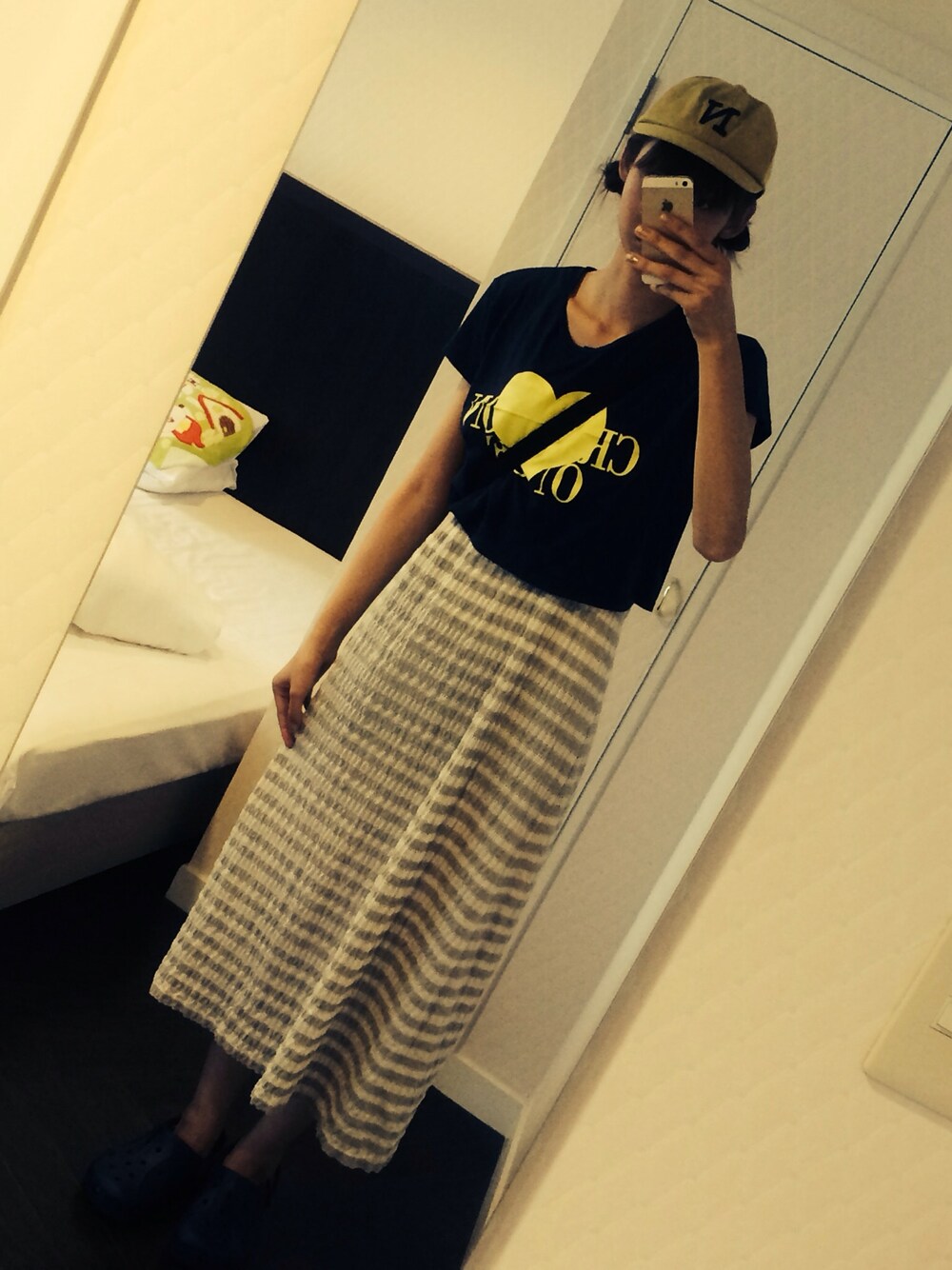 「海コーデ、マキシ丈ワンピース、キャップ、クロックス」｜「ミニプラのネイルシールのねいる（その他、ゴールド系）」を使った、あーちゃんさん（レディース・173cm）の夏コーディネートの1枚目の写真