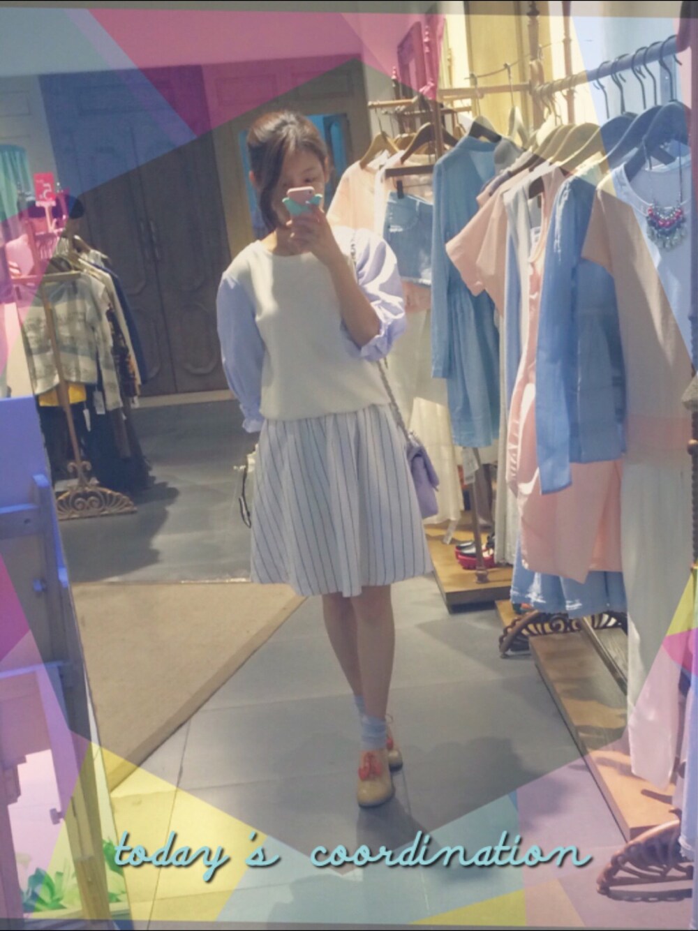 ホワイト系のスカート、ベージュ系のパンプス、ホワイト系のTシャツ/カットソーを着用したレディースの春コーディネートの1枚目の写真