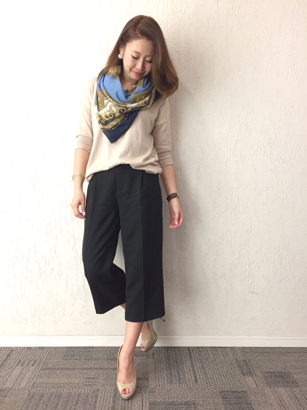 「M.deux、大人コーデ、キレイめ、タックパンツ、ワイドパンツ、ストール、雨の日コーデ、シンプルコーデ、ゆるニット、ベージュ」｜「M.deuxのボックスシルエットニット（ニット/セーター、ベージュ系）」を使った、miyaさん（レディース・155cm）の春コーディネートの1枚目の写真