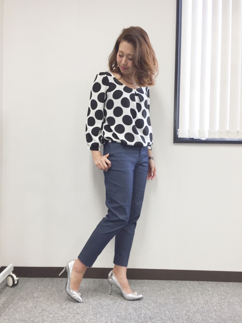 ホワイト系のシャツ/ブラウス、ブルー系のその他パンツ、シルバー系のパンプスを着用したレディースの春コーディネートの1枚目の写真