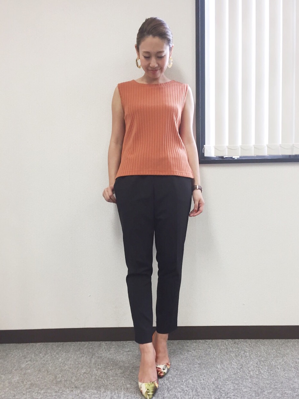 オレンジ系のTシャツ/カットソー、ブルー系のその他パンツ、その他のパンプスを着用したレディースの夏コーディネートの1枚目の写真