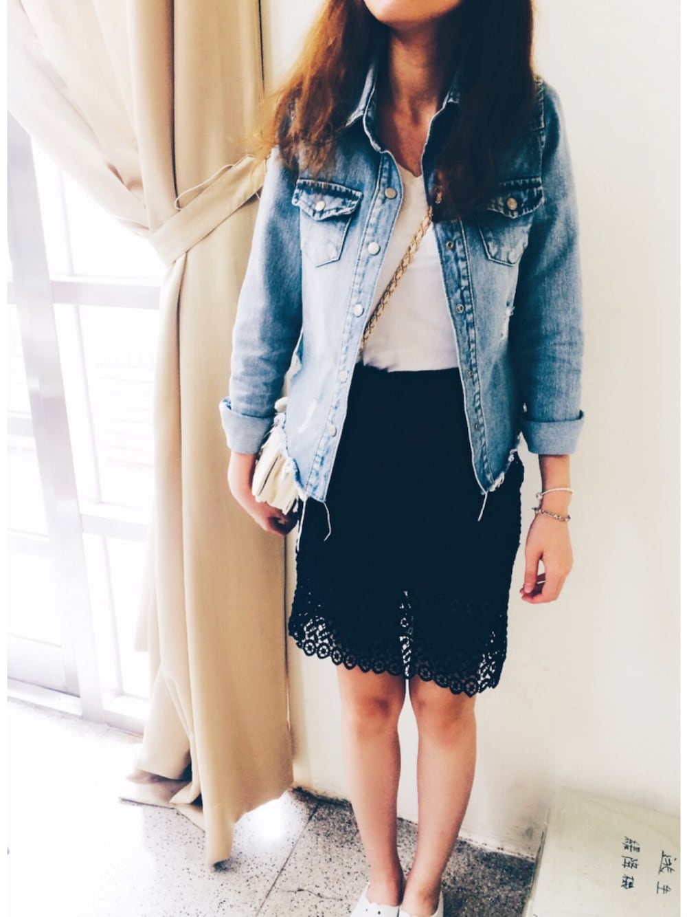 「school、denim、lace、skirt、秋のコーデ」｜「PANDORAのアイテム（ブレスレット、シルバー系）」を使った、Abby Linさん（レディース・163cm）の秋コーディネートの1枚目の写真