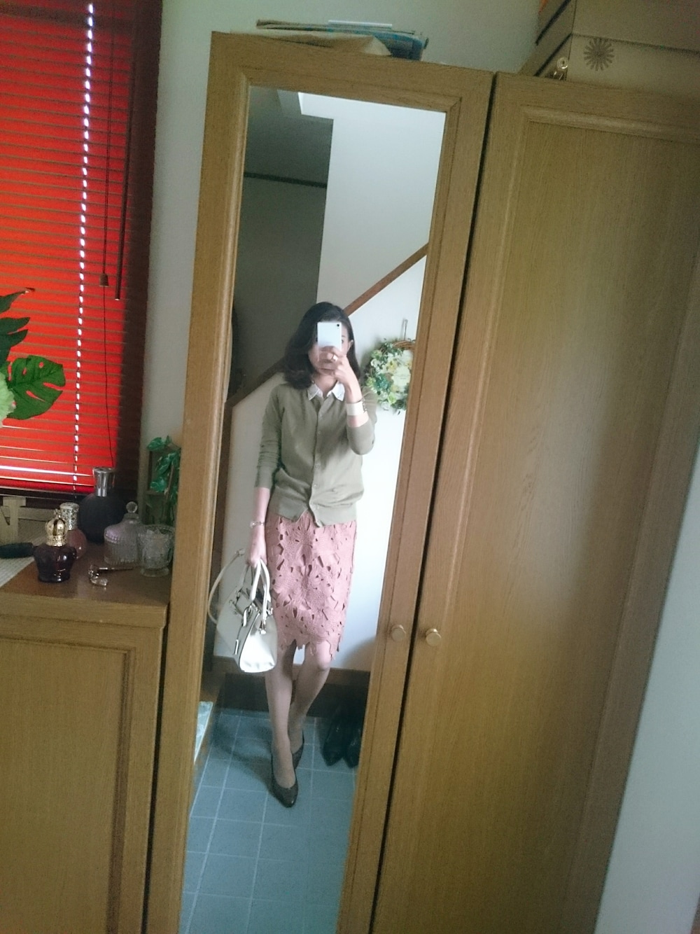 「GUCCIのアイテム（パンプス、ブラウン系）」を使った、sumireさん（レディース・164cm）の秋コーディネートの1枚目の写真