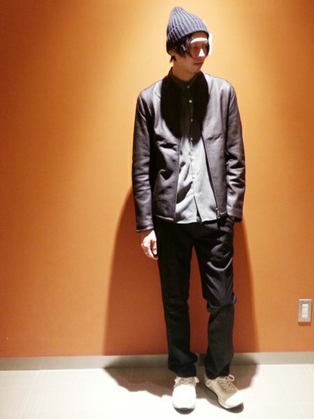 「スニーカー、シャツ、レザー、ニット帽、スラックス」｜「STUDIOUSのSTUDIOUS レザーライダースブルゾン MADE IN JAPAN（ライダースジャケット、グレー系）」を使った、宮城さん（メンズ・175cm）の秋コーディネートの1枚目の写真
